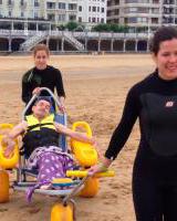 Oztoporik gabeko bainua Kontxako hondartzan / Baño sin barreras en la playa de la Concha de Donostia