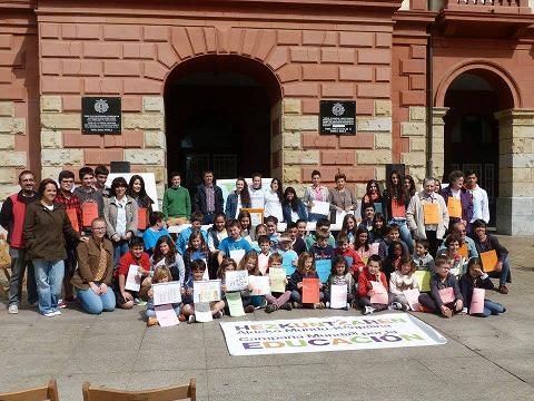 201604_GipuzkoaSolidarioa_265_Hezkuntzaren_aldeko_kanpaina-B01