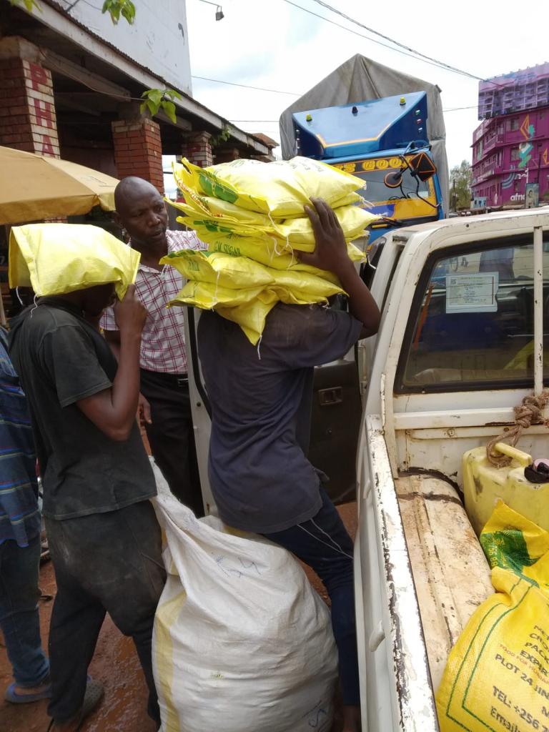 REPARTO DE COMIDA EN UGANDA 1