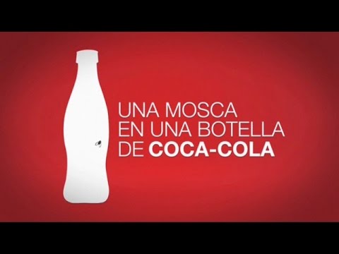 Una mosca en una botella de Coca-Cola