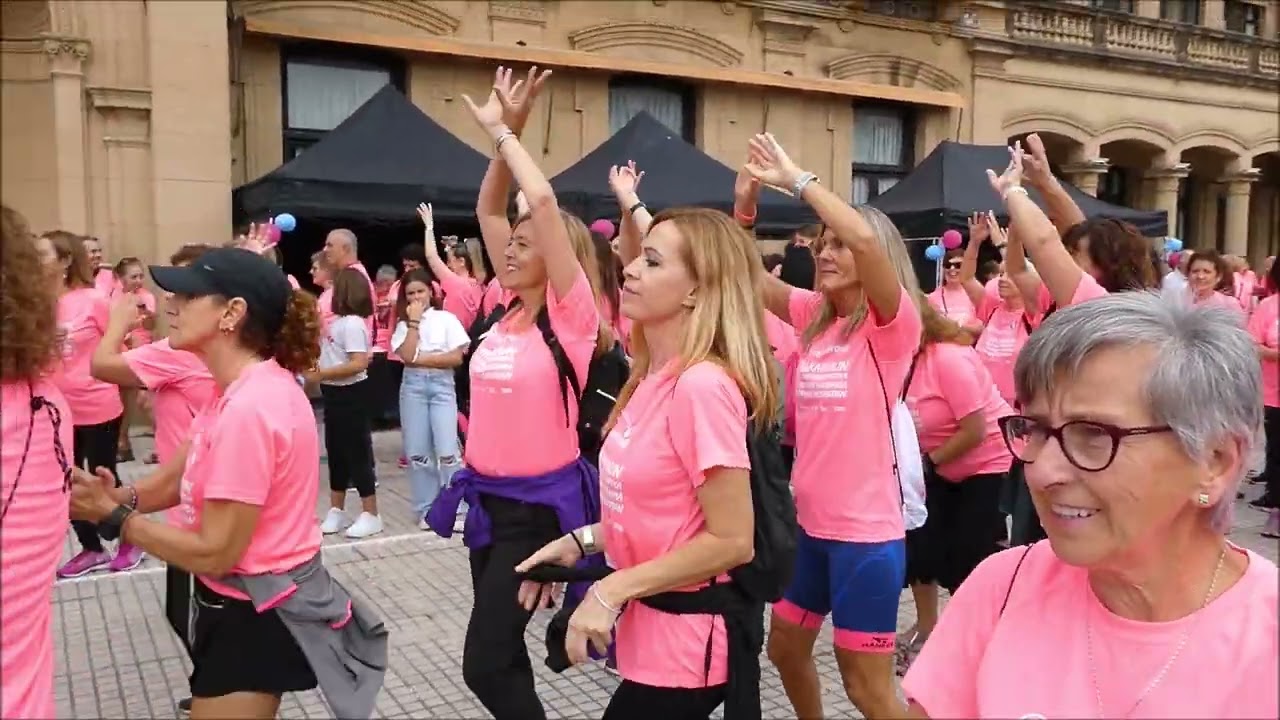 Marea rosa contra el cáncer en la Zurriola